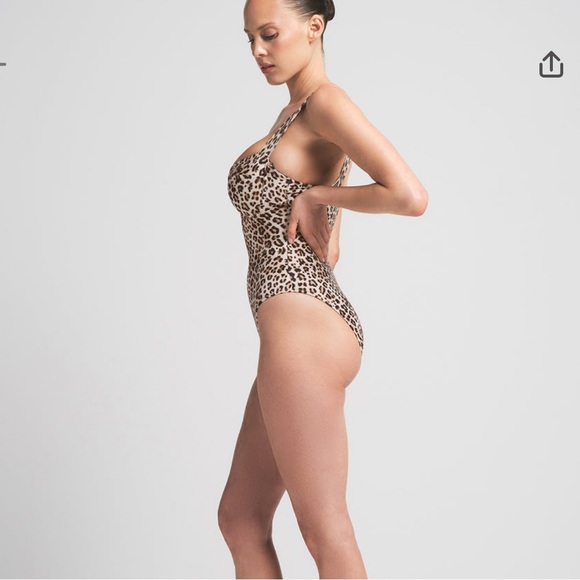 SKIMS NWT Signature Swim Underwire One Piece - Champagne Tiger Print - Picture 4 of 7